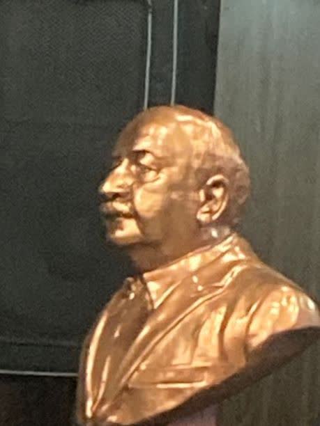 رونمایی از سردیس پروفسور احمدرضا دهپور استاد ممتاز دانشگاه علوم پزشکی تهران در دانشگاه علوم پزشکی گیلان